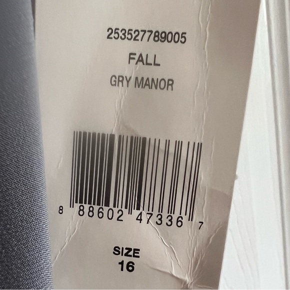 STUNNINGLY BEAUTIFUL GOWNS - Picture 10 of 13